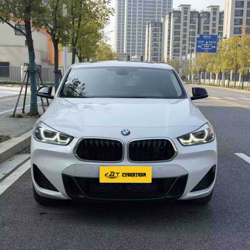 BMW X2 sDrive25i M Sport Package 2022 года: компактный роскошный внедорожник со спортивным кроссоверным стилем; подержанный автомобиль в модном стиле.