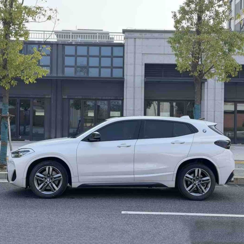 BMW X2 sDrive25i M Sport Package 2022 года: компактный роскошный внедорожник со спортивным кроссоверным стилем; подержанный автомобиль в модном стиле.