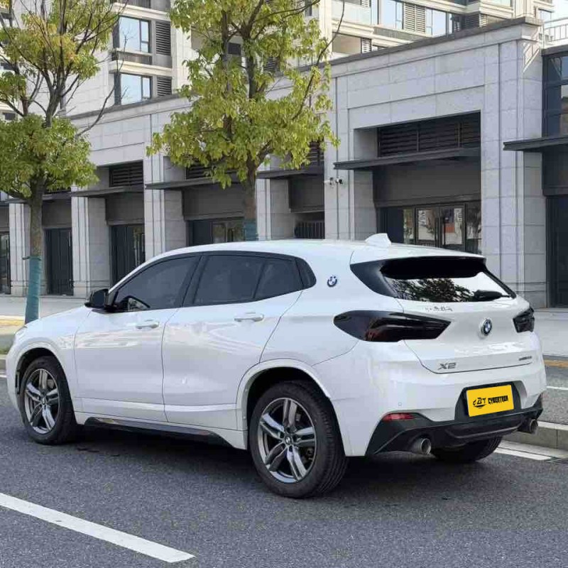 BMW X2 sDrive25i M Sport Package 2022 года: компактный роскошный внедорожник со спортивным кроссоверным стилем; подержанный автомобиль в модном стиле.