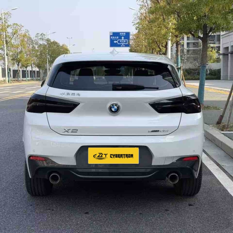 BMW X2 sDrive25i M Sport Package 2022 года: компактный роскошный внедорожник со спортивным кроссоверным стилем; подержанный автомобиль в модном стиле.