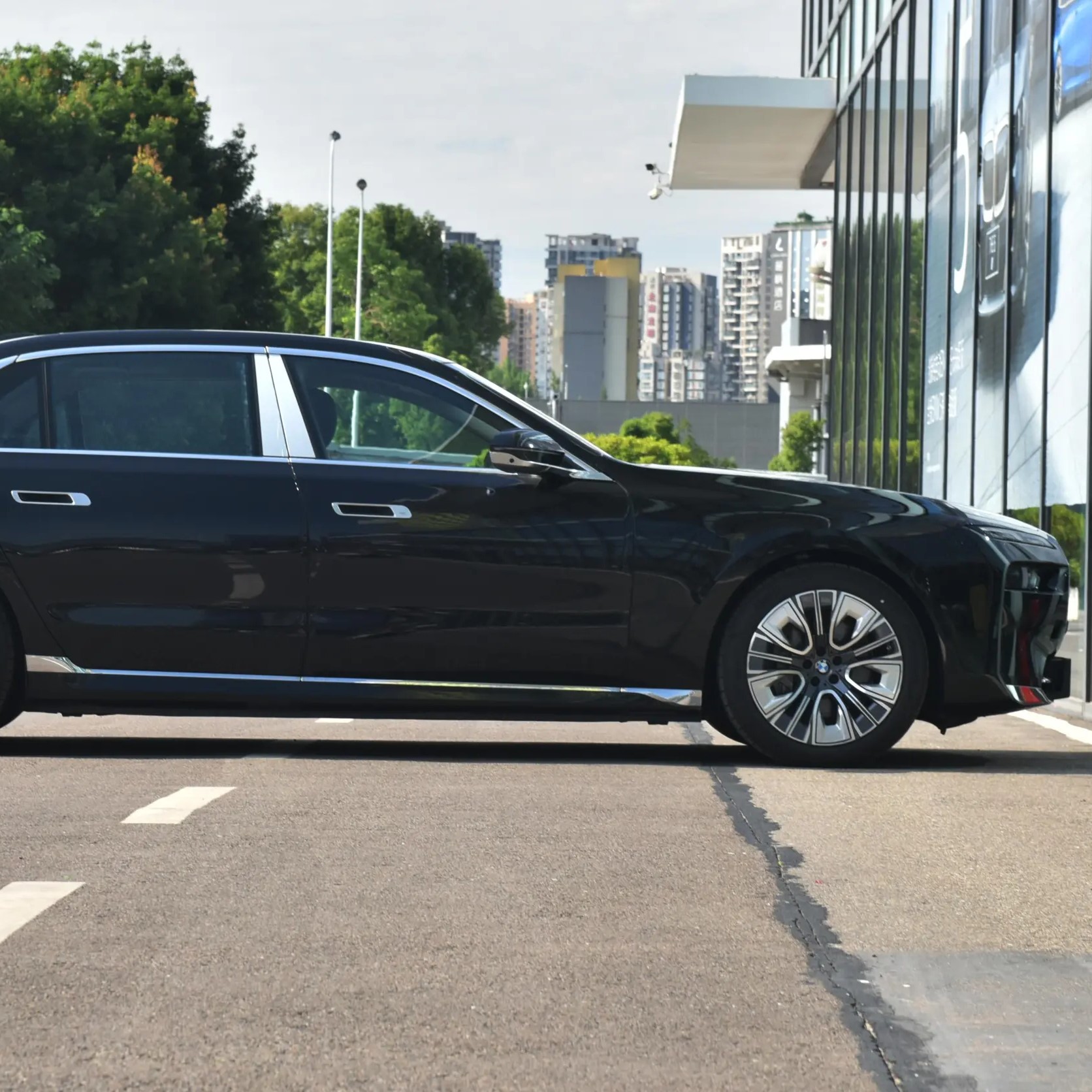 Комплектация BMW i7 2023 eDrive50L Leading Edition класса люкс