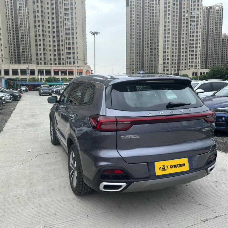 Chery Tiggo 8 (версия Glory Edition 2024 года, комплектация Excellence с турбомотором 230TCI и АКПП): пятиместный среднеразмерный кроссовер, отличающийся просторным и практичным салоном — отличный выбор для семейных путешествий.