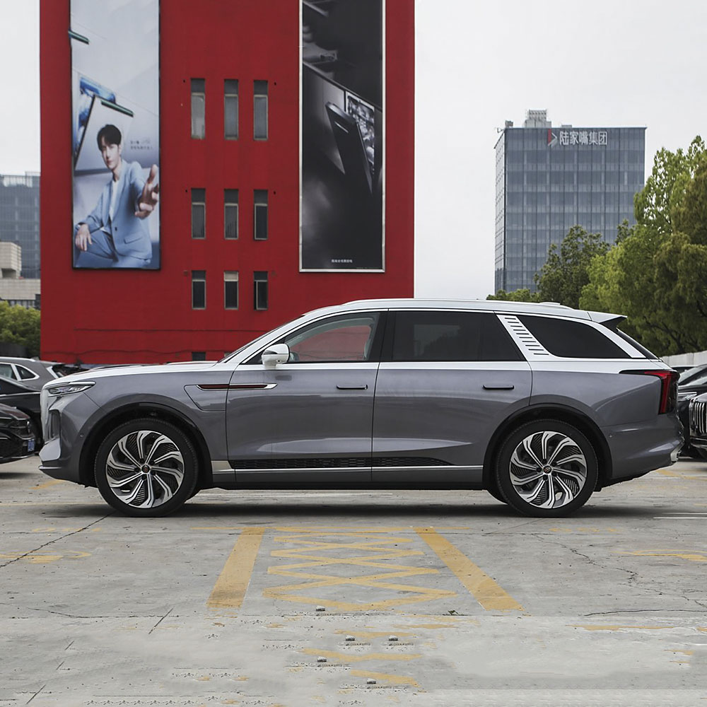 Четырехместный флагманский автомобиль Hongqi E-HS9 2024 с пробегом 660 км