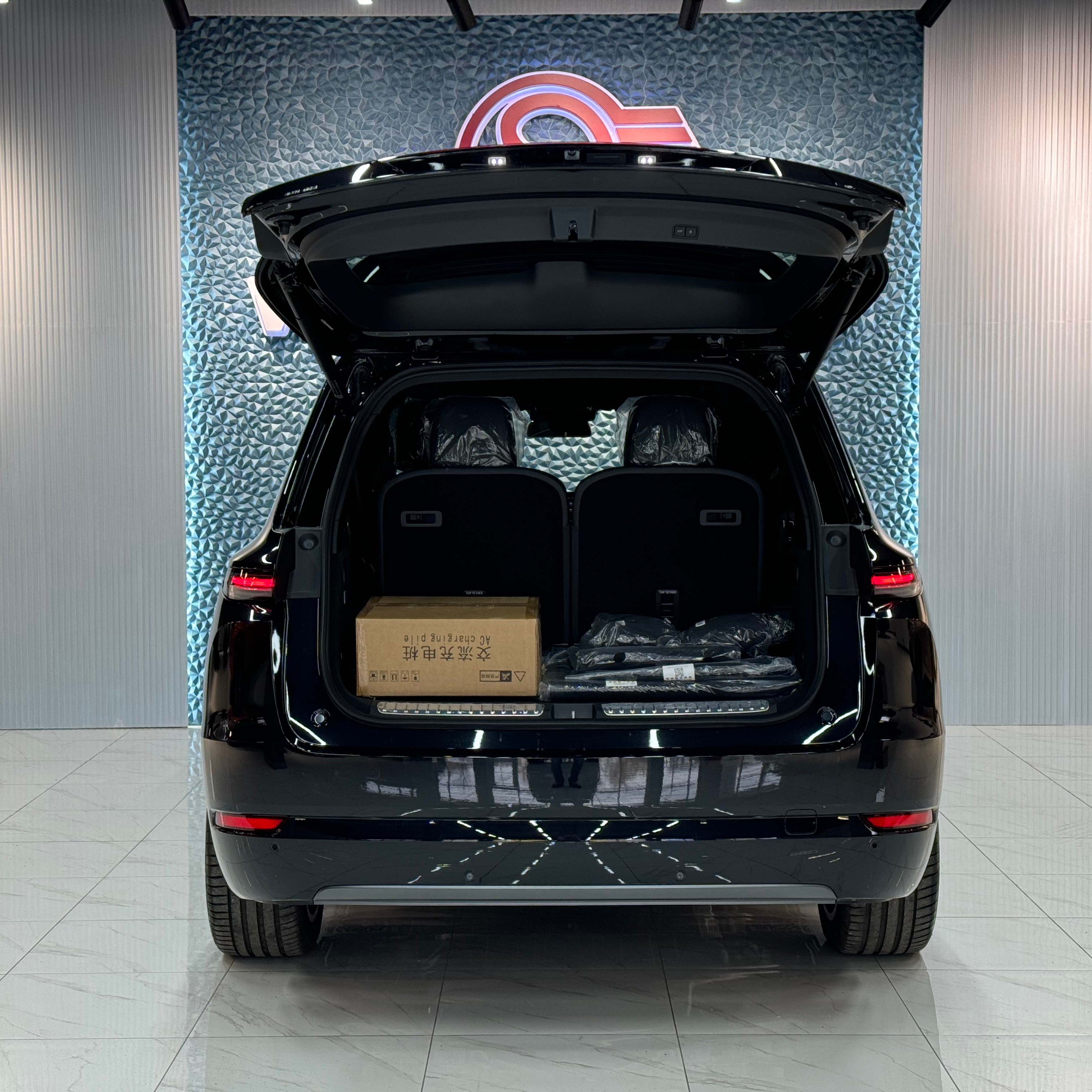 LI Auto Li Xiang L9 – В наличии в России, премиальный 6-местный внедорожник, электромобиль с увеличенным запасом хода, готов к немедленной доставке.