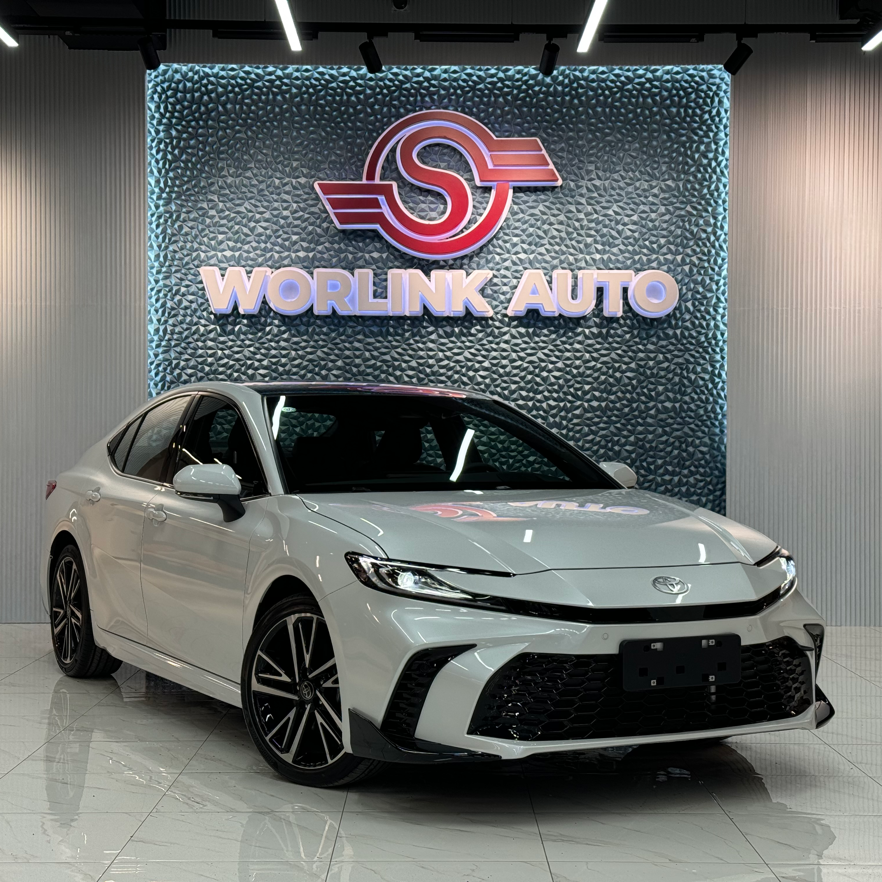 Toyota Camry 2.5L Hybrid (производство Китай) – в наличии в России, 169 кВт, 5-местный седан, готов к немедленной выдаче.