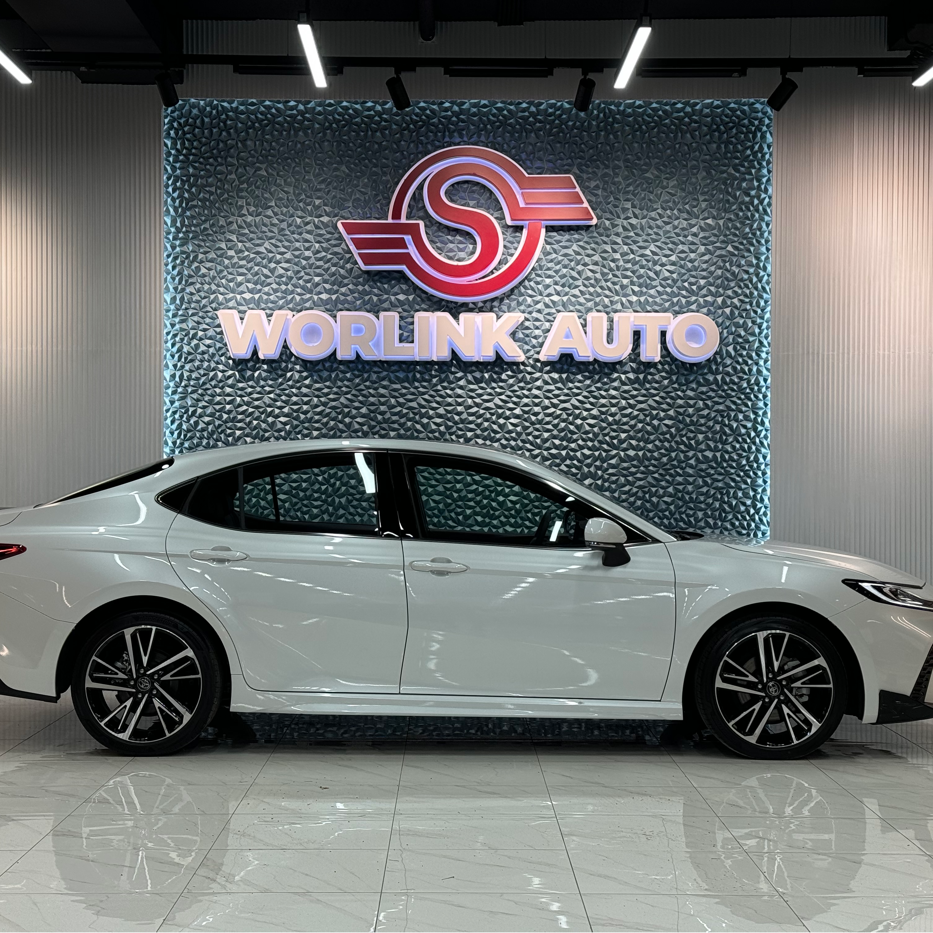 Toyota Camry 2.5L Hybrid (производство Китай) – в наличии в России, 169 кВт, 5-местный седан, готов к немедленной выдаче.