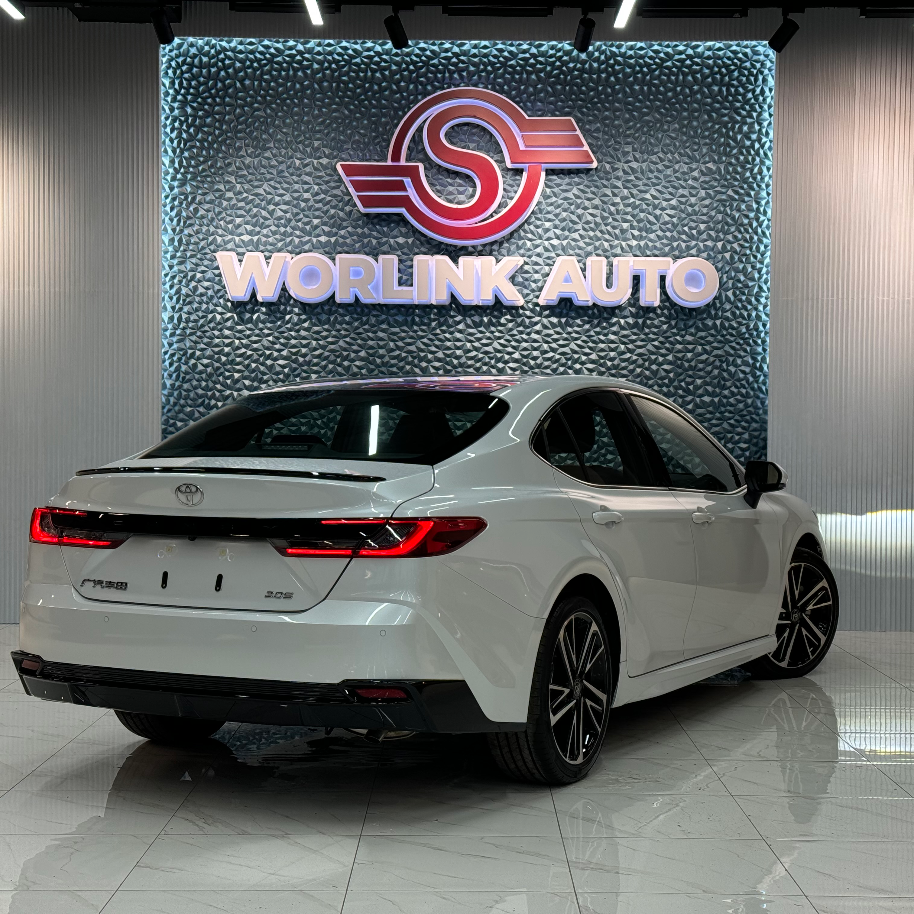 Toyota Camry 2.5L Hybrid (производство Китай) – в наличии в России, 169 кВт, 5-местный седан, готов к немедленной выдаче.