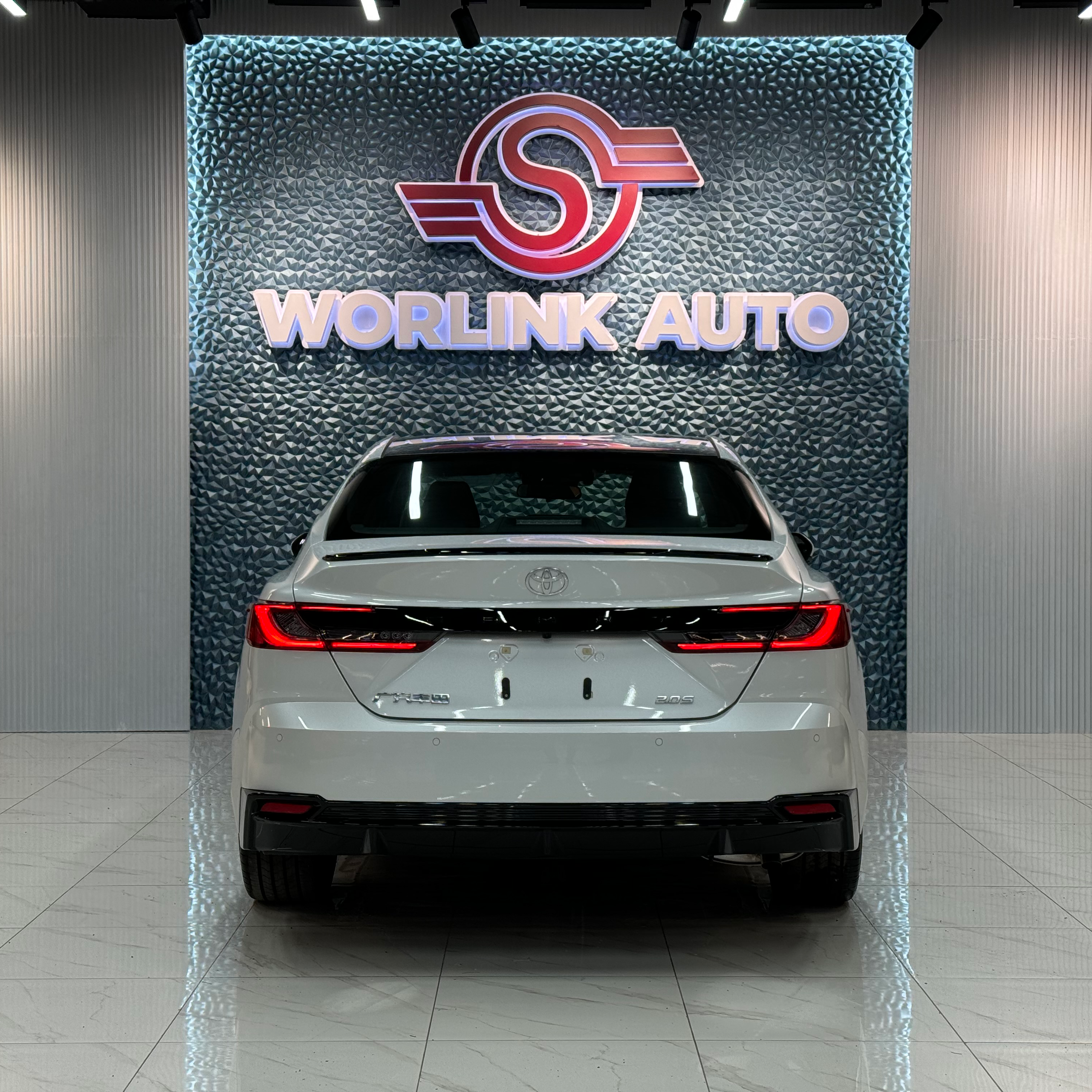 Toyota Camry 2.5L Hybrid (производство Китай) – в наличии в России, 169 кВт, 5-местный седан, готов к немедленной выдаче.