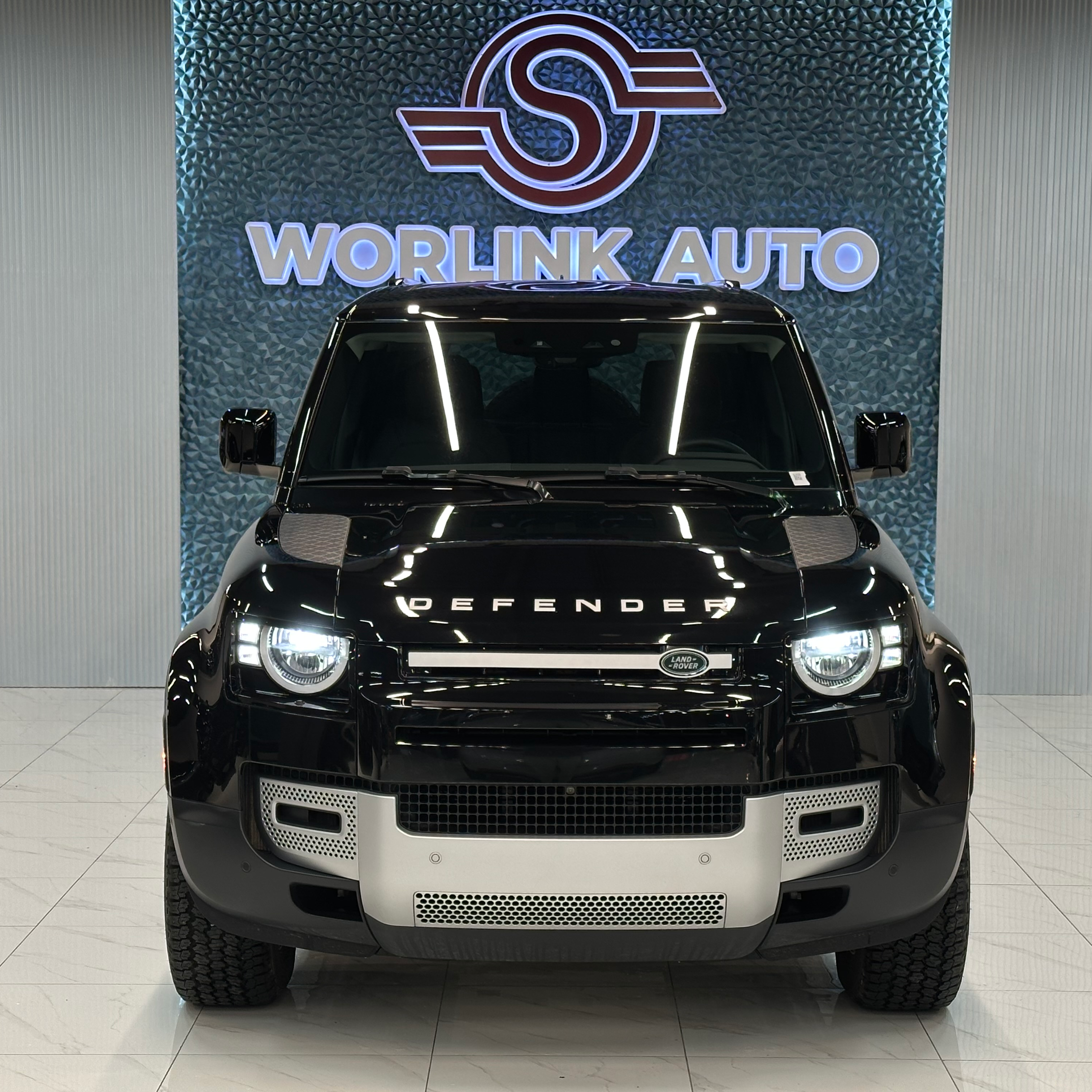 Land Rover Defender P300 (производство США) – в наличии в России, 2.0L Turbo, 4×4, внедорожный, немедленная доставка.