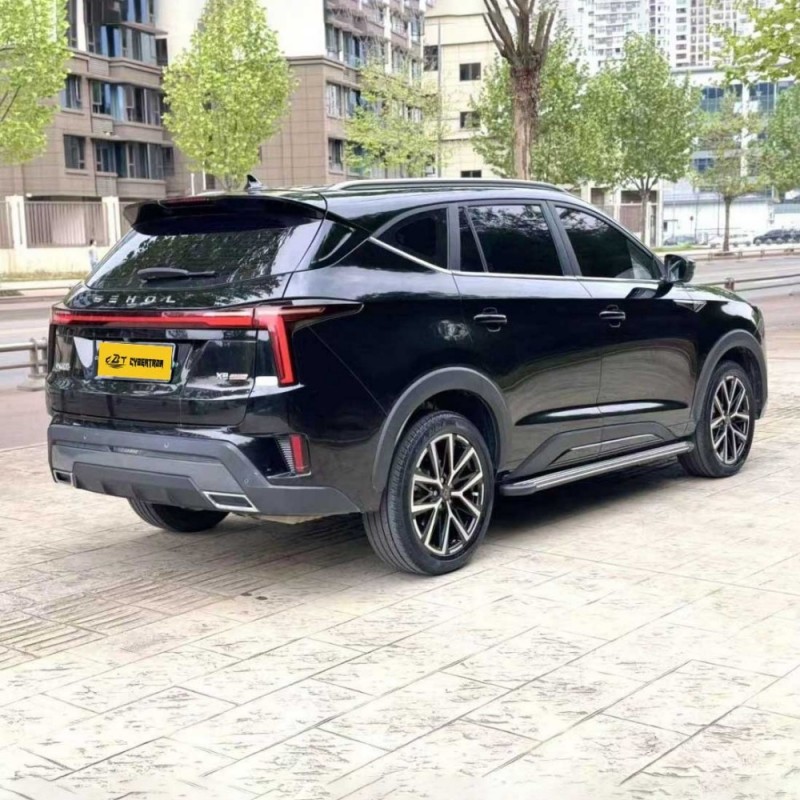 JAC Sihao X8 Plus 2023 1.5TGDI DCT Premium Edition — пятиместный среднеразмерный внедорожник, предлагающий просторный салон и являющийся отличным выбором для семейных поездок на подержанном автомобиле.