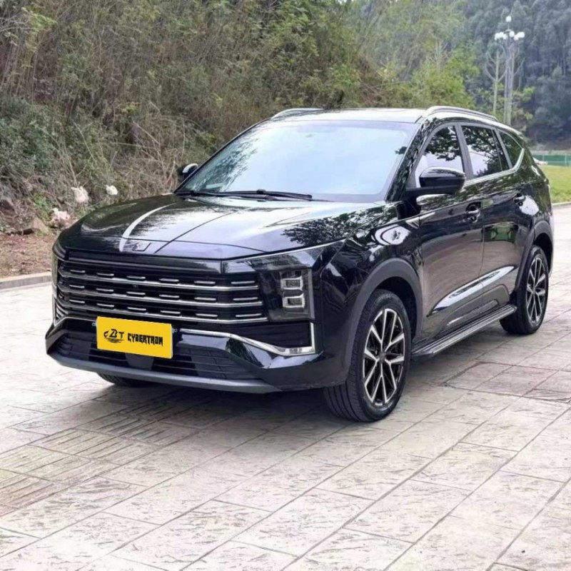 JAC Sihao X8 Plus 2023 1.5TGDI DCT Premium Edition — пятиместный среднеразмерный внедорожник, предлагающий просторный салон и являющийся отличным выбором для семейных поездок на подержанном автомобиле.