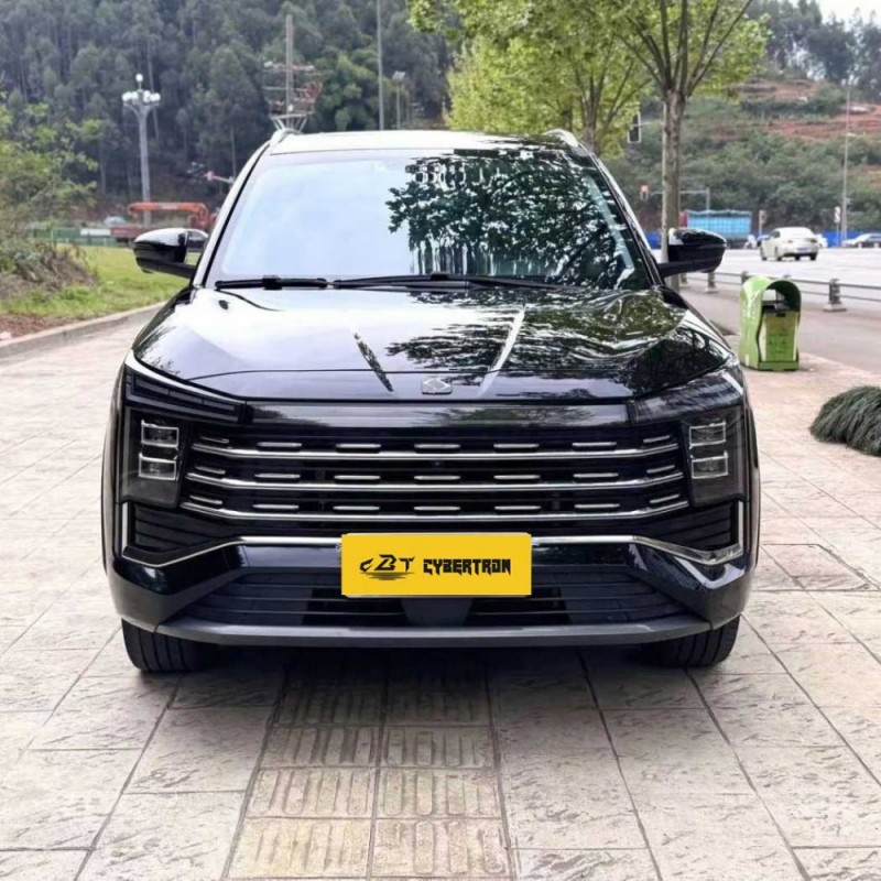 JAC Sihao X8 Plus 2023 1.5TGDI DCT Premium Edition — пятиместный среднеразмерный внедорожник, предлагающий просторный салон и являющийся отличным выбором для семейных поездок на подержанном автомобиле.
