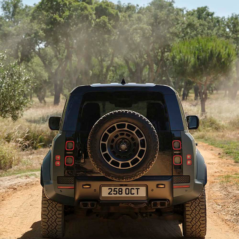 Поддержанный Land Rover Defender 110 2024, 3.0T P400 Black Edition