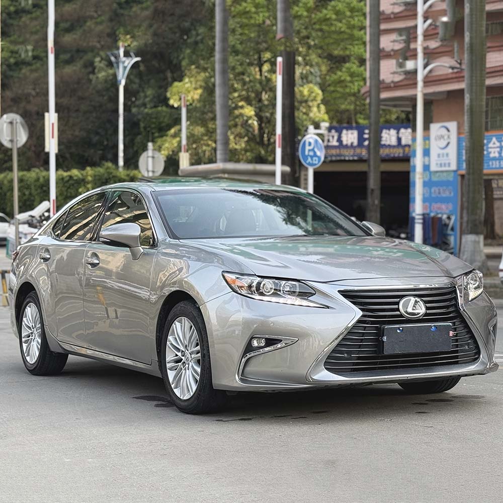 Элегантная версия Lexus ES 250 2015 года выпуска