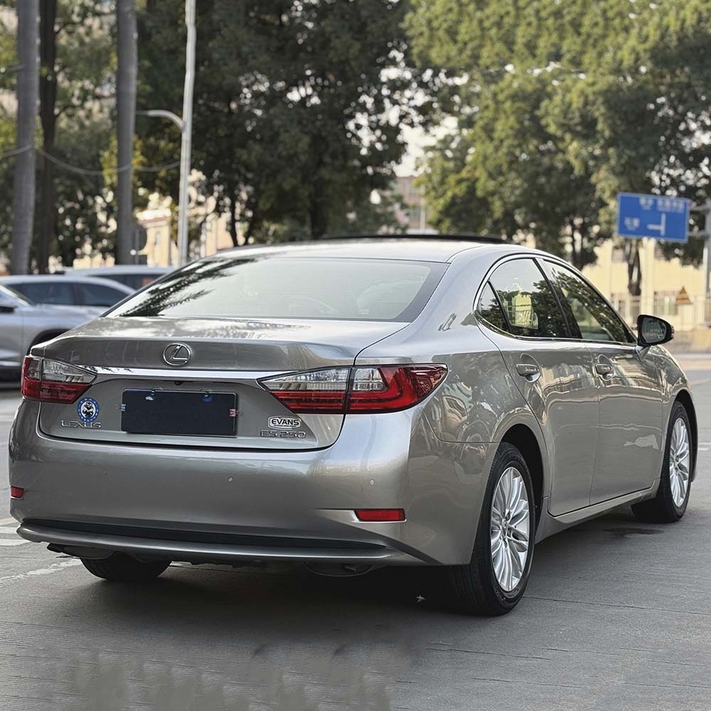 Элегантная версия Lexus ES 250 2015 года выпуска