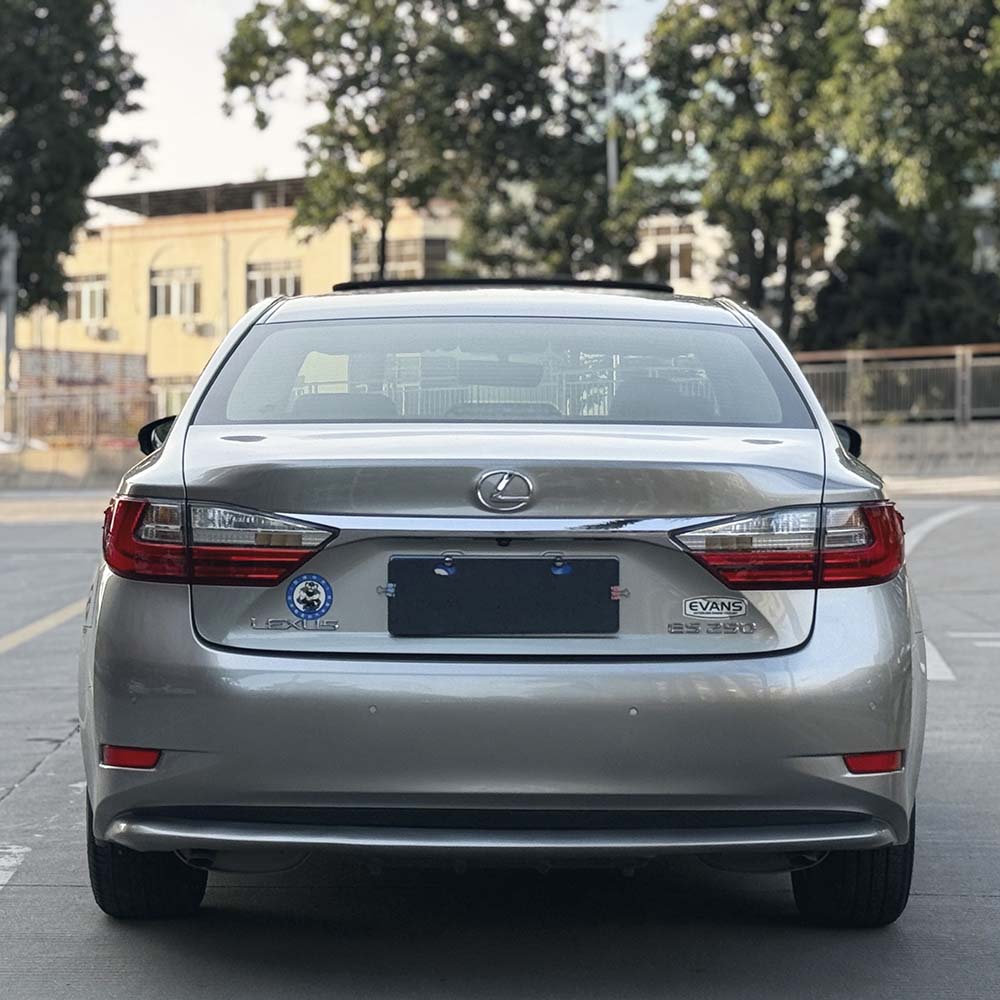 Элегантная версия Lexus ES 250 2015 года выпуска