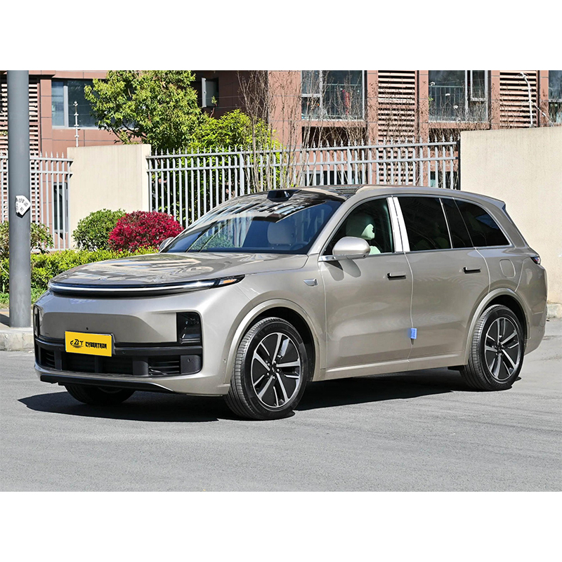 Li Auto L8 Max 2024 — флагманский семейный шестиместный внедорожник с увеличенным запасом хода, интеллектуальными технологиями, топовой комплектацией, практически новый, как новый.