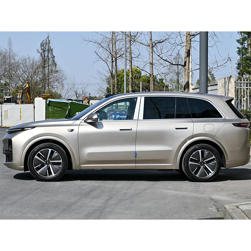 Li Auto L8 Max 2024 — флагманский семейный шестиместный внедорожник с увеличенным запасом хода, интеллектуальными технологиями, топовой комплектацией, практически новый, как новый.