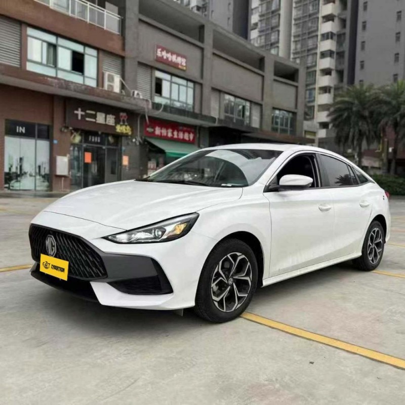 MG5 180DVVT Manual Luxury Edition (2023 г.) — спортивный седан, дарящий удовольствие от управления автомобилем с механической коробкой передач; идеальный вариант начального уровня для тех, кто ценит непосредственный контакт с машиной.