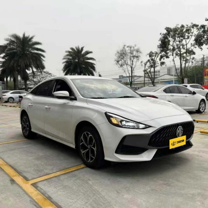 MG5 180DVVT Manual Luxury Edition (2023 г.) — спортивный седан, дарящий удовольствие от управления автомобилем с механической коробкой передач; идеальный вариант начального уровня для тех, кто ценит непосредственный контакт с машиной.