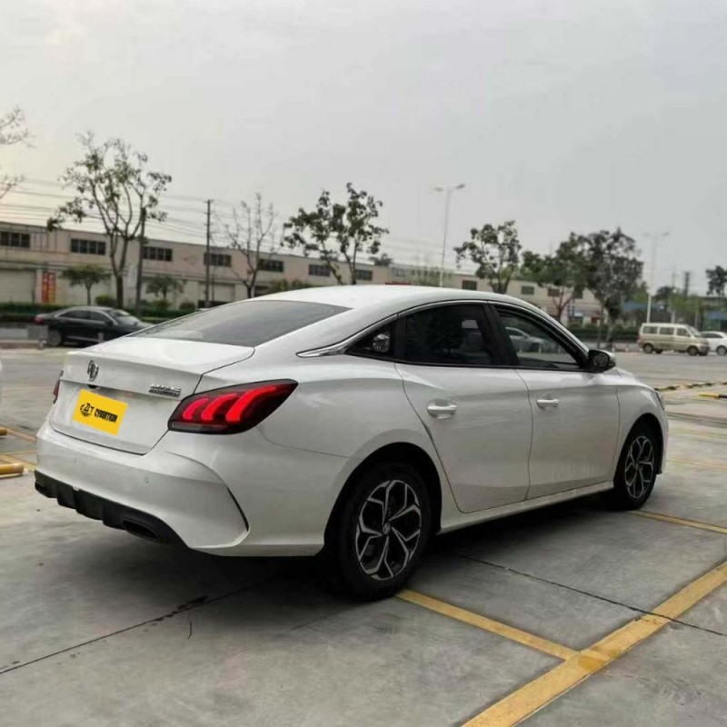 MG5 180DVVT Manual Luxury Edition (2023 г.) — спортивный седан, дарящий удовольствие от управления автомобилем с механической коробкой передач; идеальный вариант начального уровня для тех, кто ценит непосредственный контакт с машиной.