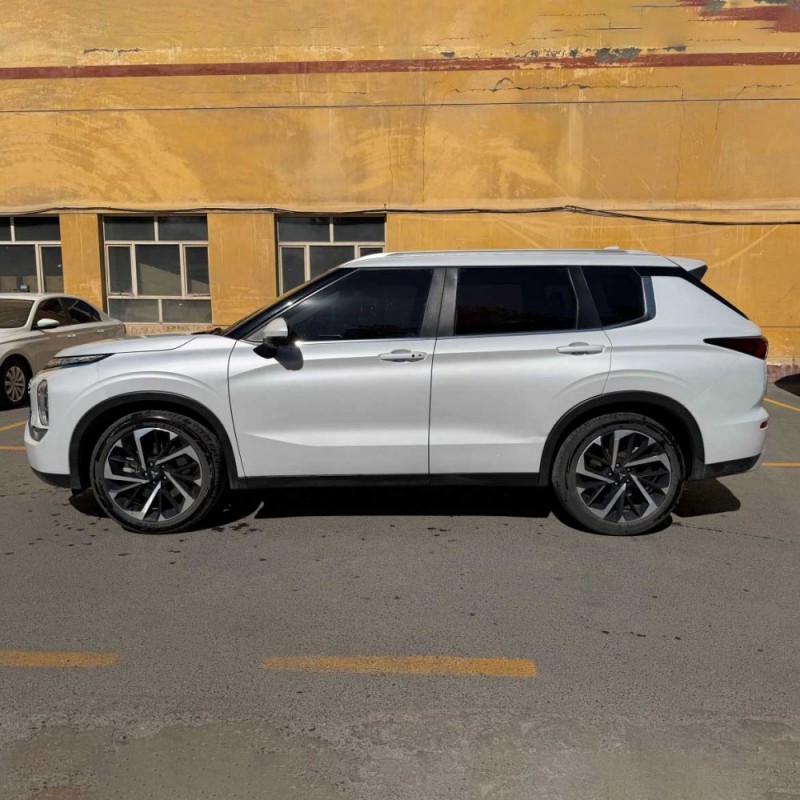 Mitsubishi Outlander 2023 1.5T CVT 4WD Premium Edition 7-местный внедорожник, надежный 7-местный автомобиль, универсальный семейный партнер.
