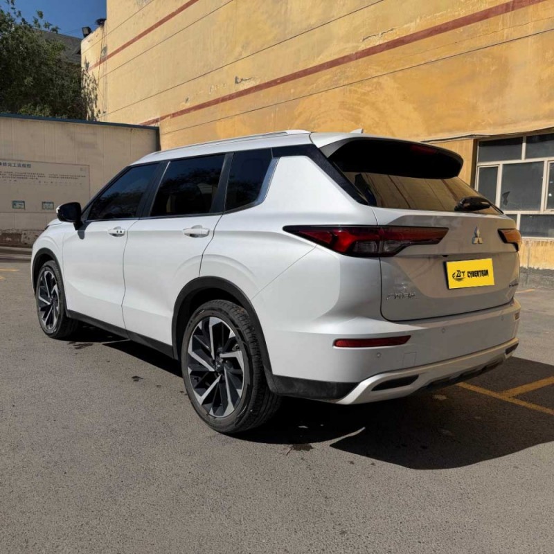 Mitsubishi Outlander 2023 1.5T CVT 4WD Premium Edition 7-местный внедорожник, надежный 7-местный автомобиль, универсальный семейный партнер.