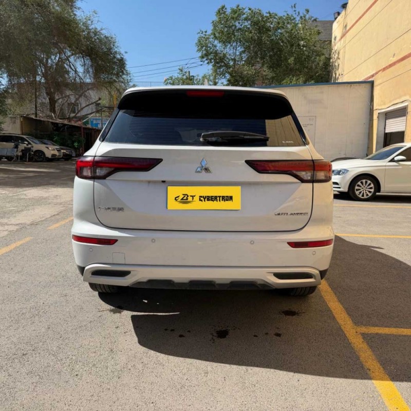 Mitsubishi Outlander 2023 1.5T CVT 4WD Premium Edition 7-местный внедорожник, надежный 7-местный автомобиль, универсальный семейный партнер.