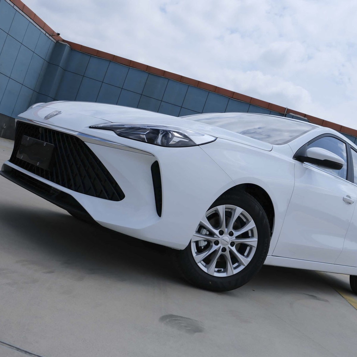 Roewe i5 2023 1,5л с ручным управлением Comfort Edition