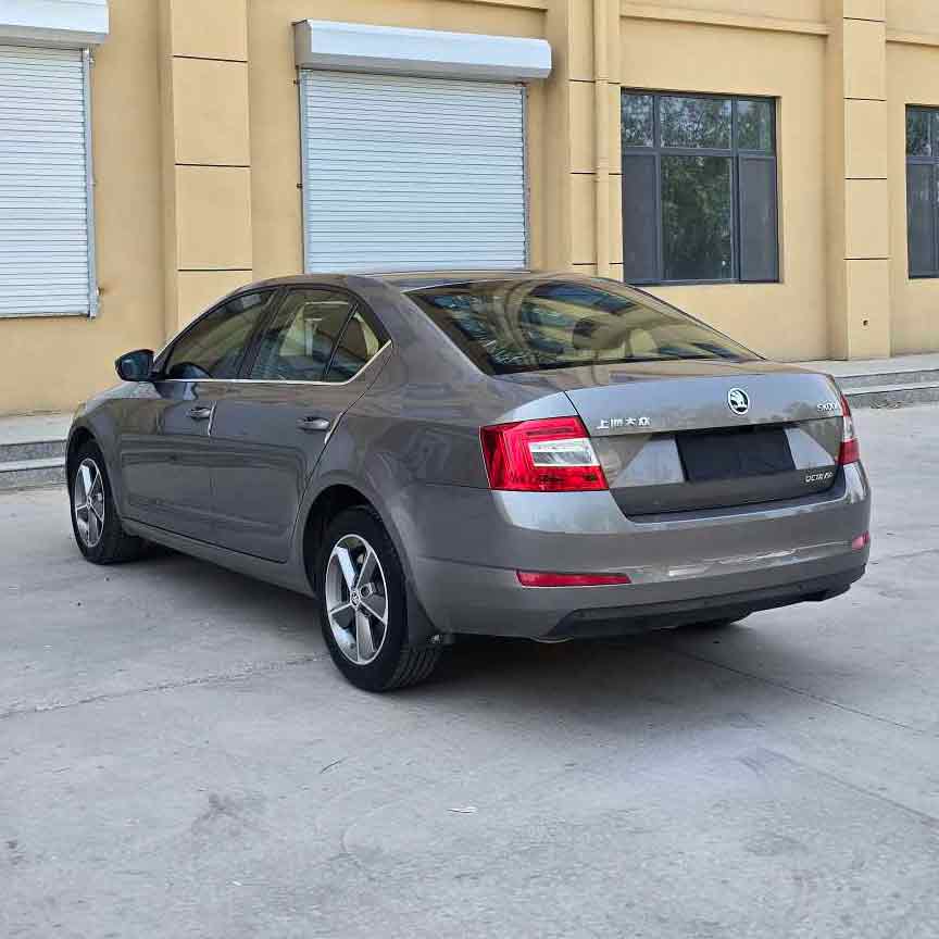 Серая Skoda Octavia 2017 1,6л Автоматическая передняя версия Пробег 120 000 км 26 500