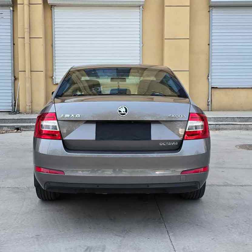 Серая Skoda Octavia 2017 1,6л Автоматическая передняя версия Пробег 120 000 км 26 500