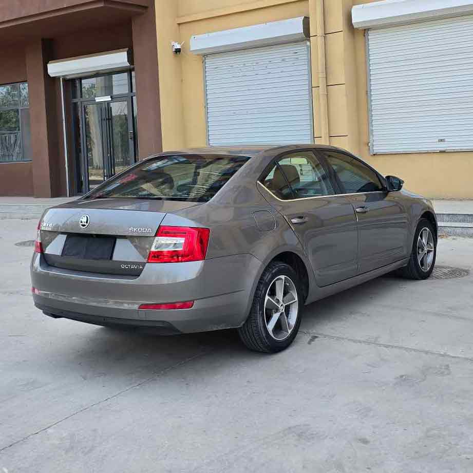 Серая Skoda Octavia 2017 1,6л Автоматическая передняя версия Пробег 120 000 км 26 500