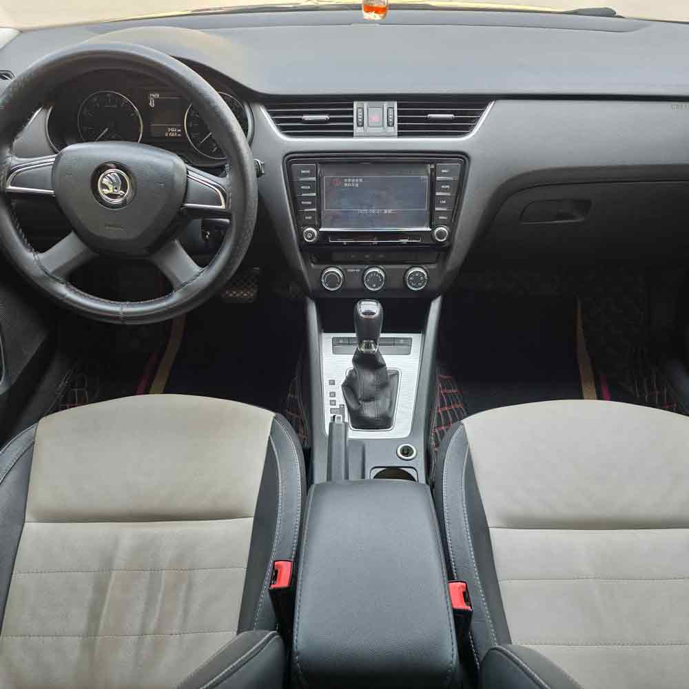 Серая Skoda Octavia 2017 1,6л Автоматическая передняя версия Пробег 120 000 км 26 500