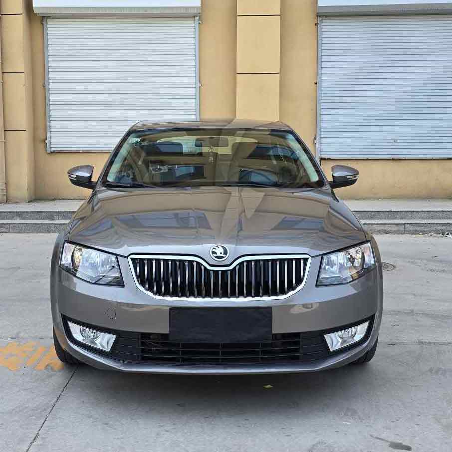Серая Skoda Octavia 2017 1,6л Автоматическая передняя версия Пробег 120 000 км 26 500