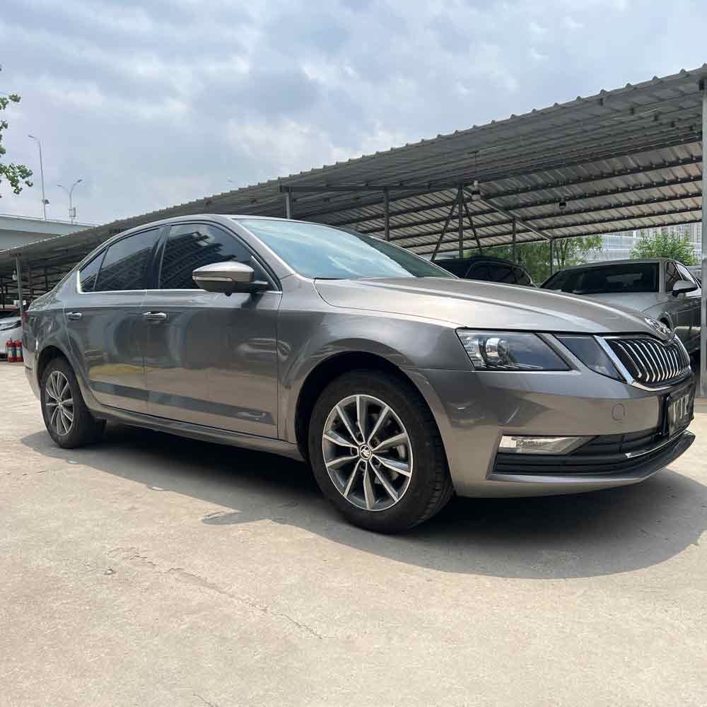 Темно-серая Skoda Octavia 2022 1,5л Автоматическая версия Comfort Edition Пробег 30 000 км 48 800