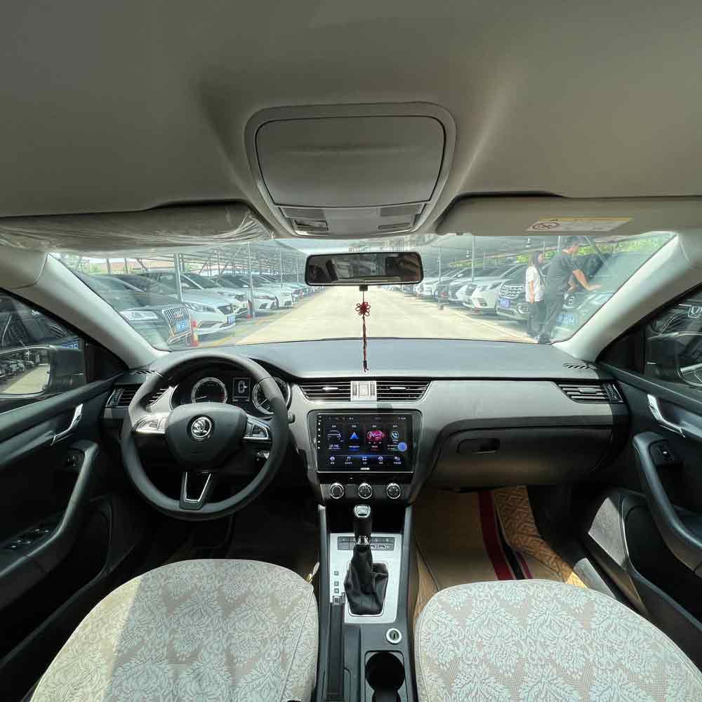 Темно-серая Skoda Octavia 2022 1,5л Автоматическая версия Comfort Edition Пробег 30 000 км 48 800