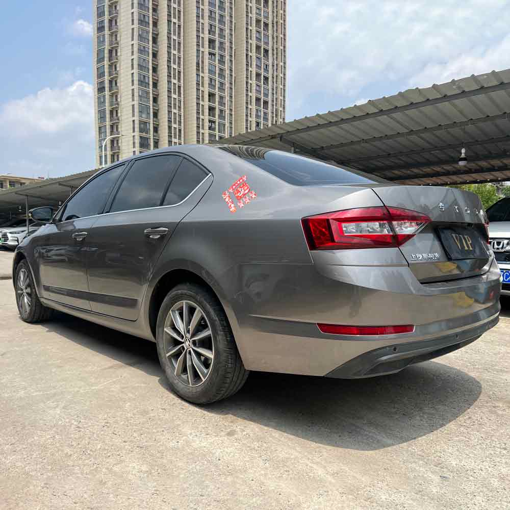 Темно-серая Skoda Octavia 2022 1,5л Автоматическая версия Comfort Edition Пробег 30 000 км 48 800