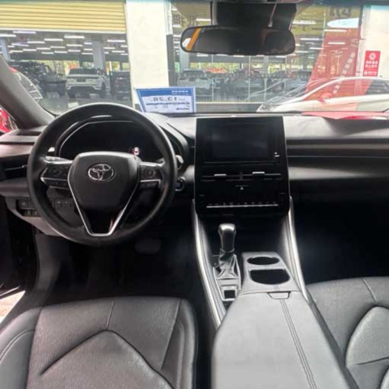 Toyota Avalon 2023, 2,0 л, комплектация Prestige Японский среднеразмерный седан класса B+, премиальный характер. Универсальный вариант для бизнеса и семьи на вторичном авторынке.