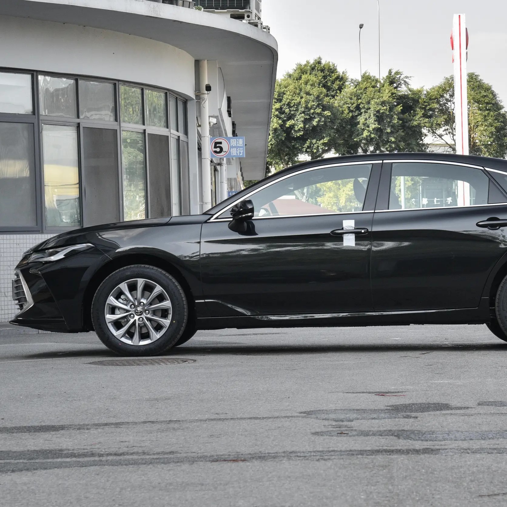 Подержанная Toyota Avalon 2.0L CVT Progressive Edition 2024 года выпуска