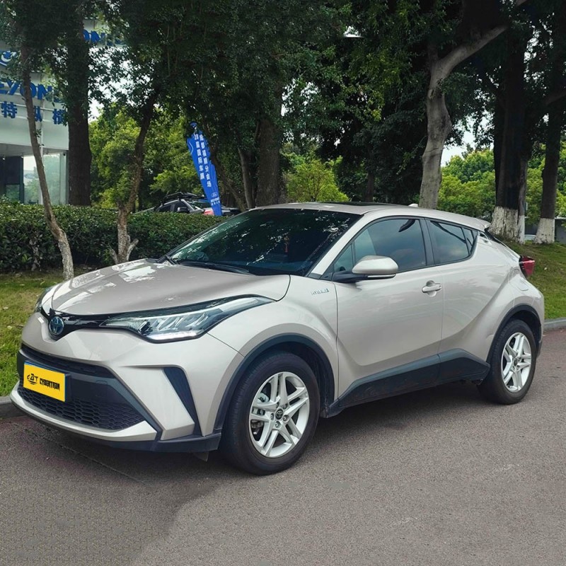 Toyota C-HR Hybrid 2.0L E-CVT Leading Edition Hybrid Compact SUV 2023 года: экономичный, стильный и модный подержанный городской автомобиль.
