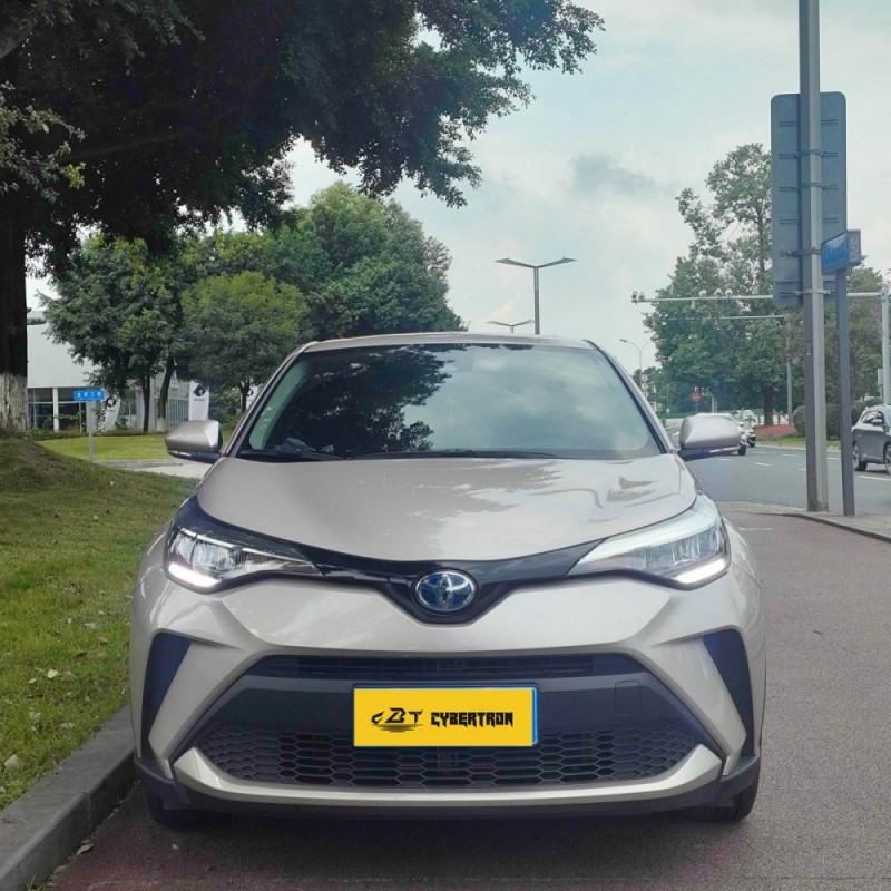 Toyota C-HR Hybrid 2.0L E-CVT Leading Edition Hybrid Compact SUV 2023 года: экономичный, стильный и модный подержанный городской автомобиль.