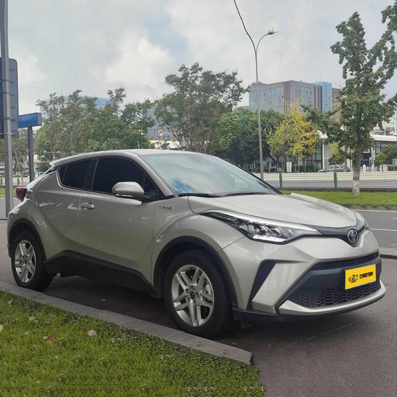 Toyota C-HR Hybrid 2.0L E-CVT Leading Edition Hybrid Compact SUV 2023 года: экономичный, стильный и модный подержанный городской автомобиль.