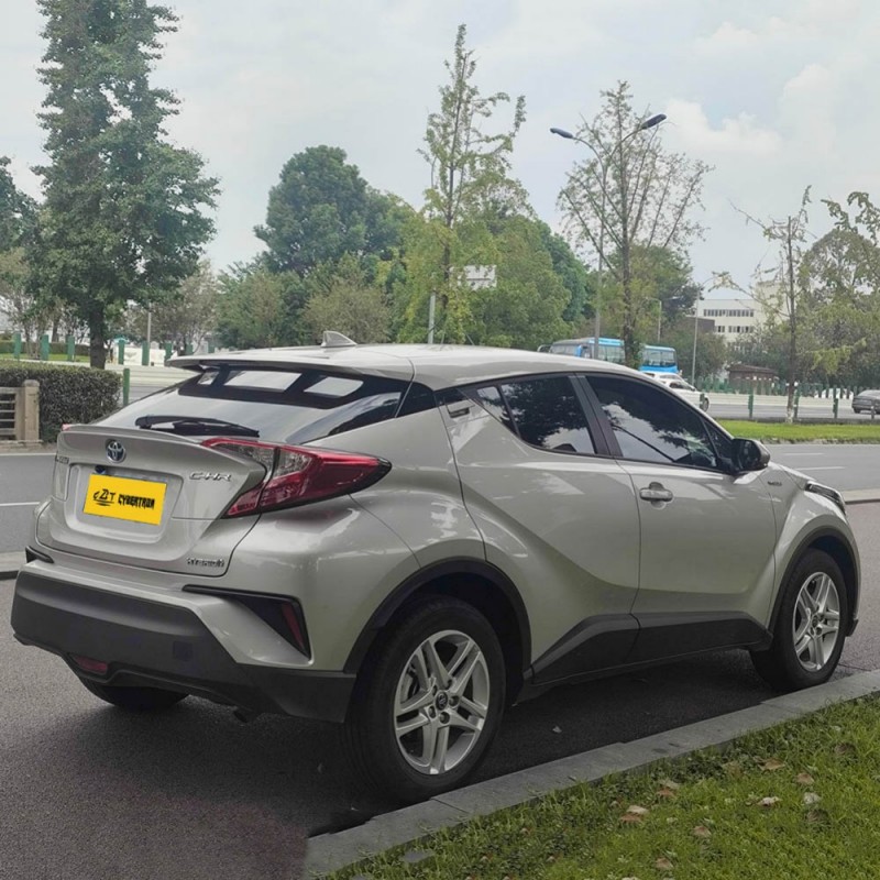 Toyota C-HR Hybrid 2.0L E-CVT Leading Edition Hybrid Compact SUV 2023 года: экономичный, стильный и модный подержанный городской автомобиль.