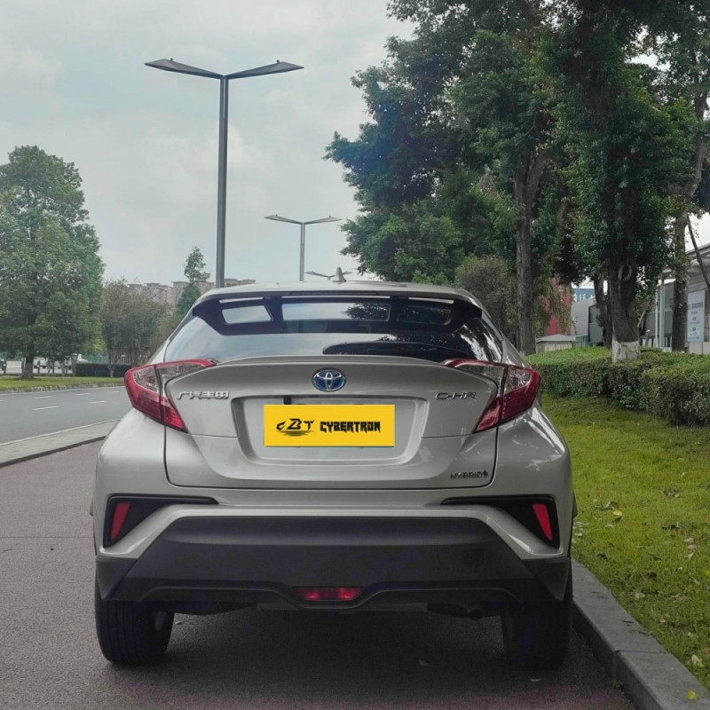 Toyota C-HR Hybrid 2.0L E-CVT Leading Edition Hybrid Compact SUV 2023 года: экономичный, стильный и модный подержанный городской автомобиль.