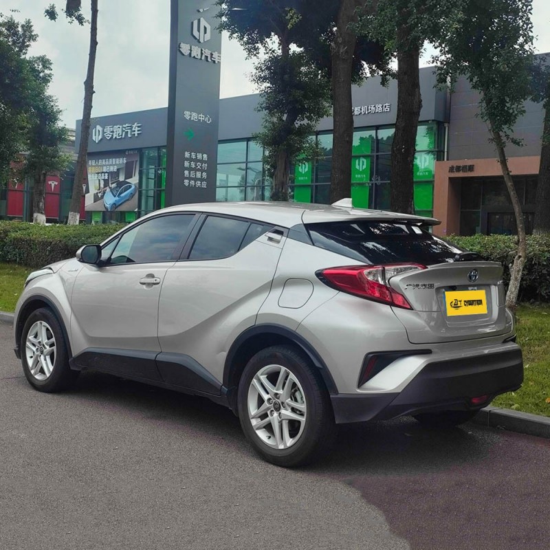 Toyota C-HR Hybrid 2.0L E-CVT Leading Edition Hybrid Compact SUV 2023 года: экономичный, стильный и модный подержанный городской автомобиль.