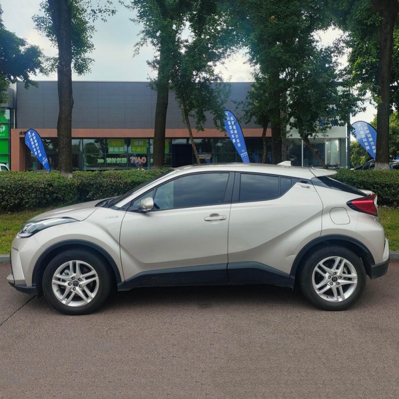 Toyota C-HR Hybrid 2.0L E-CVT Leading Edition Hybrid Compact SUV 2023 года: экономичный, стильный и модный подержанный городской автомобиль.