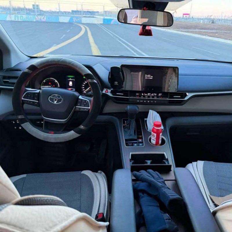 Toyota Sienna 2024, 2,5 л гибрид, комплектация Comfort Совместное производство, крупногабаритный MPV на 7 мест, экономичный в эксплуатации. Отличный выбор для семейных поездок на вторичном рынке.