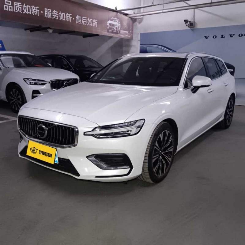 Volvo V60 B5 Inscription Luxury Edition Estate Sedan 2024 года: подержанный автомобиль в скандинавском стиле для тех, кто ценит стиль жизни.