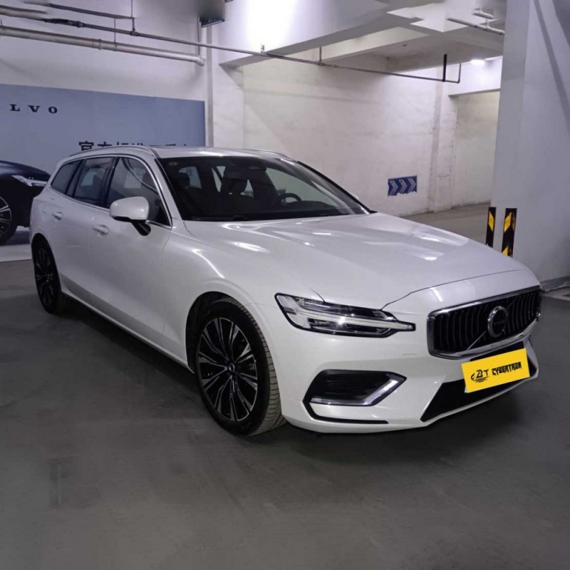 Volvo V60 B5 Inscription Luxury Edition Estate Sedan 2024 года: подержанный автомобиль в скандинавском стиле для тех, кто ценит стиль жизни.