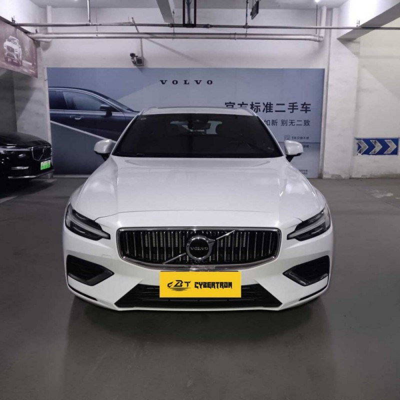 Volvo V60 B5 Inscription Luxury Edition Estate Sedan 2024 года: подержанный автомобиль в скандинавском стиле для тех, кто ценит стиль жизни.